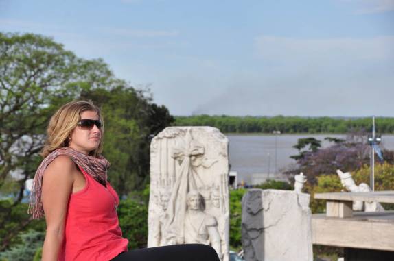 Monumento à bandeira e o rio Paraná ao fundo, em Rosário, na Argentina